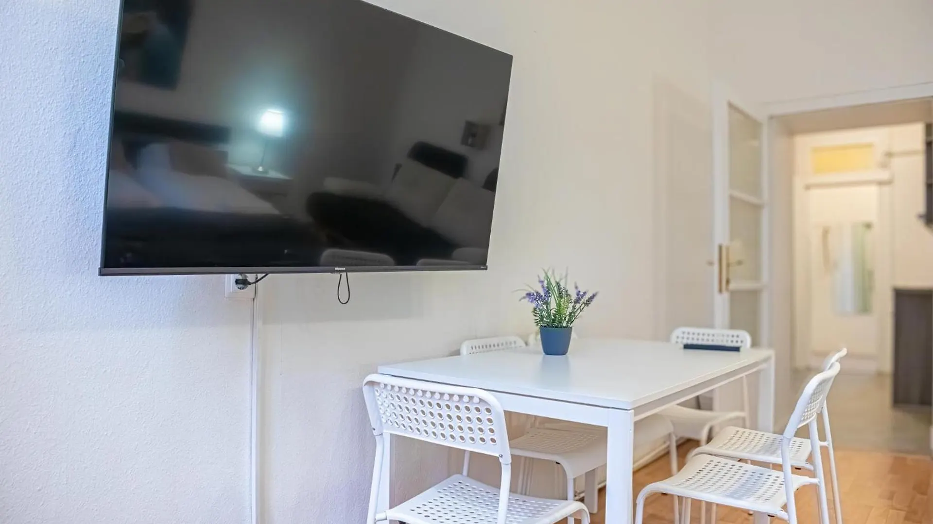 Delightful 2Br Apt.-Near Wiener Stadthalle 0*, Vienna Austria